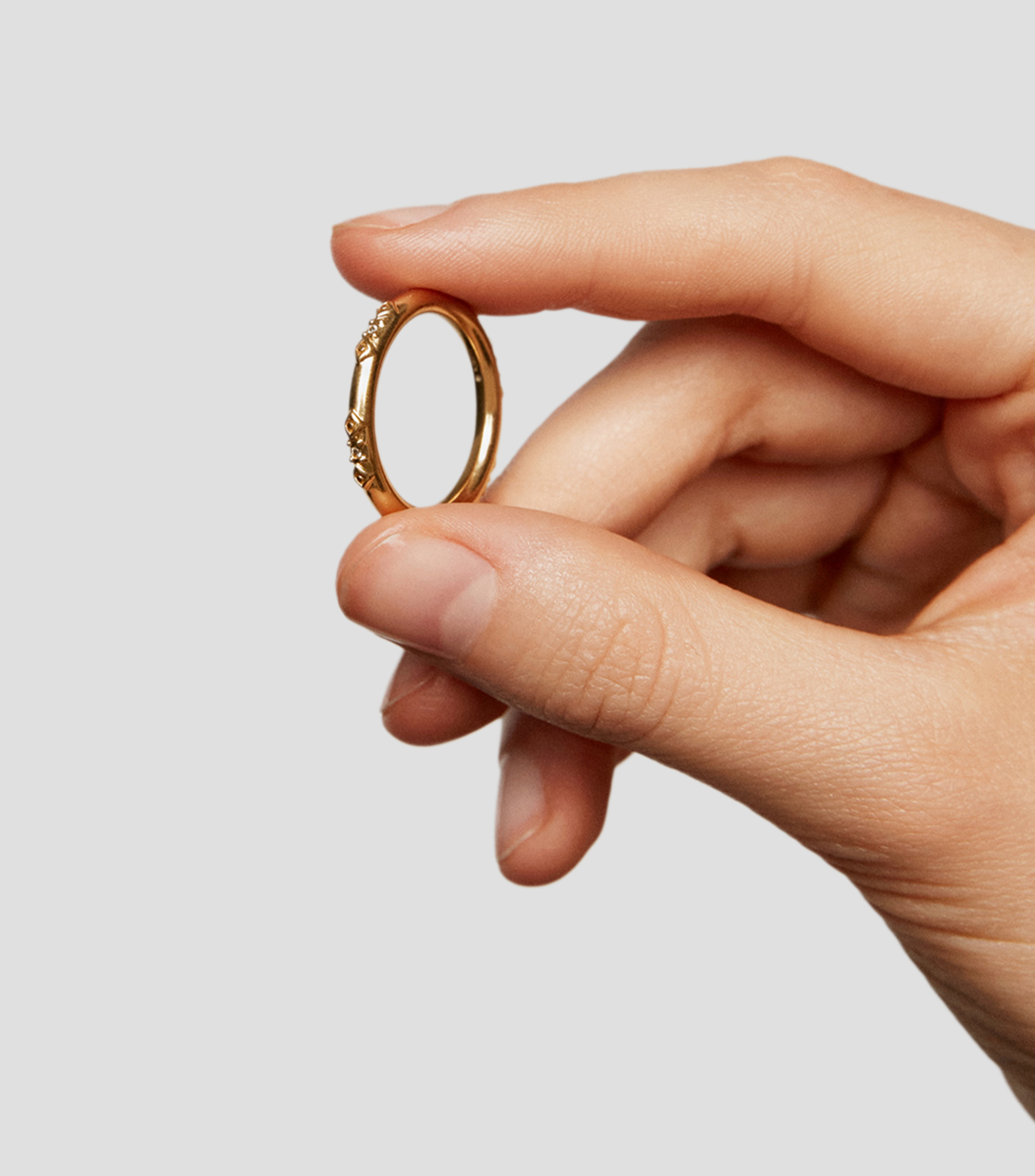 Anillo de banda en Plata .925 con topacios blancos incrustados Casura Mujer